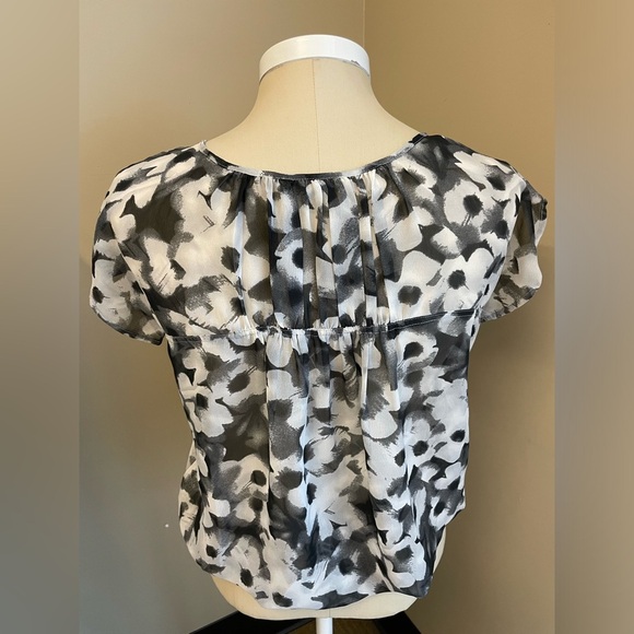 Rw&co black/white floral printed short sleeve blouse top women’s size Small - Picture 3 of 7